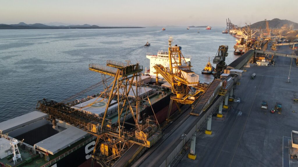 Linha de embarque da PASA com shiploaders operando no cais
