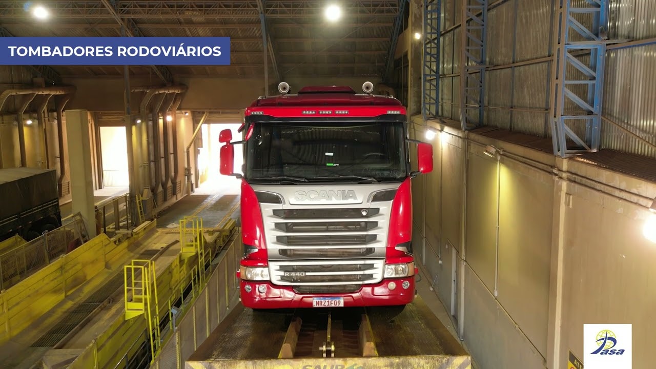 Caminhão posicionado em um tombador rodoviário do terminal da PASA