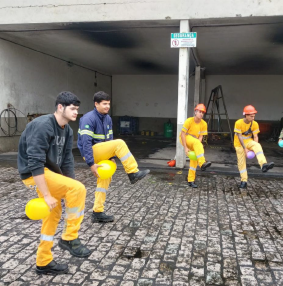 Colaboradores da PASA em alongamento no pátio do terminal