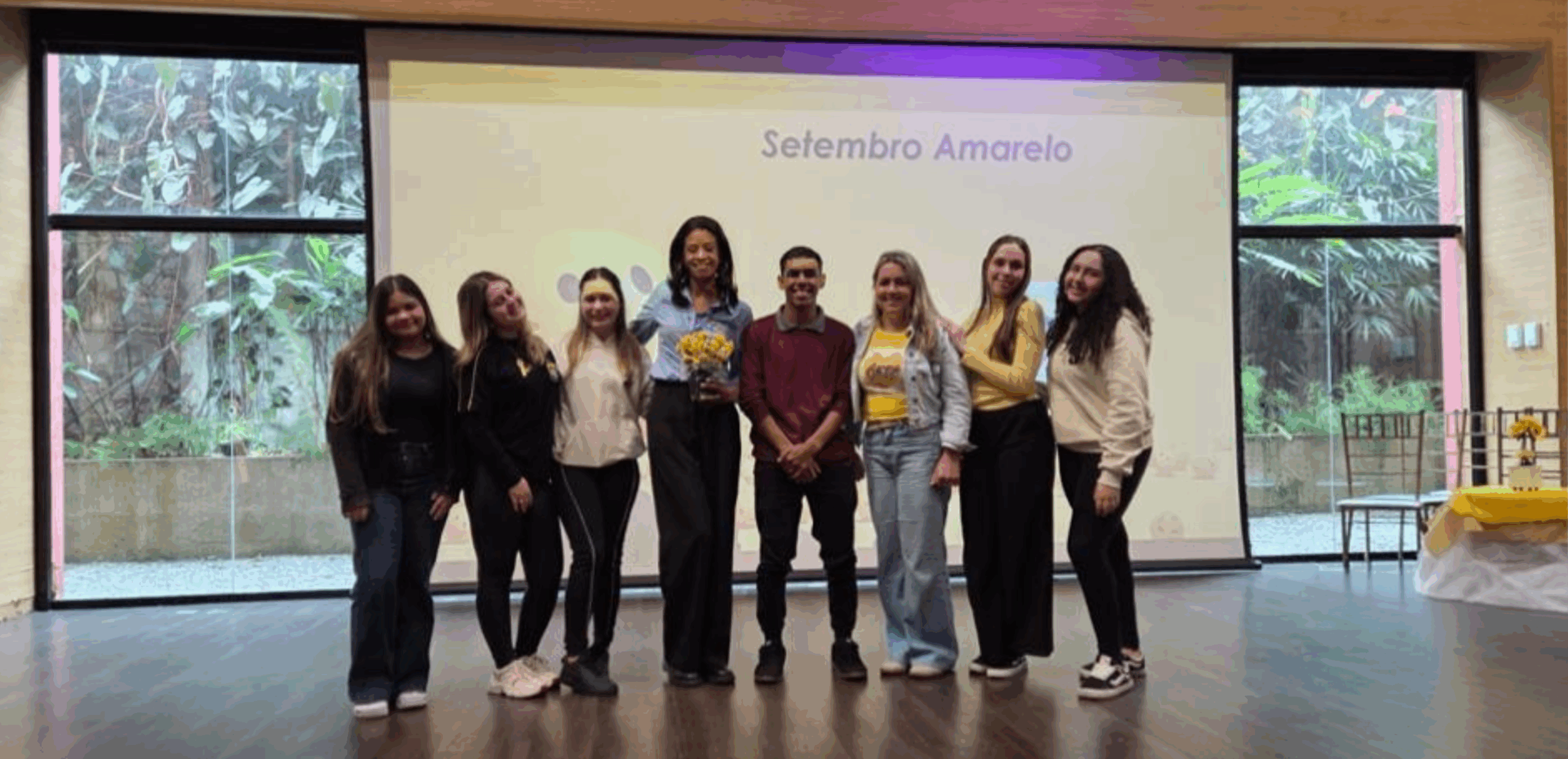 Equipe reunida em palestra da campanha Setembro Amarelo